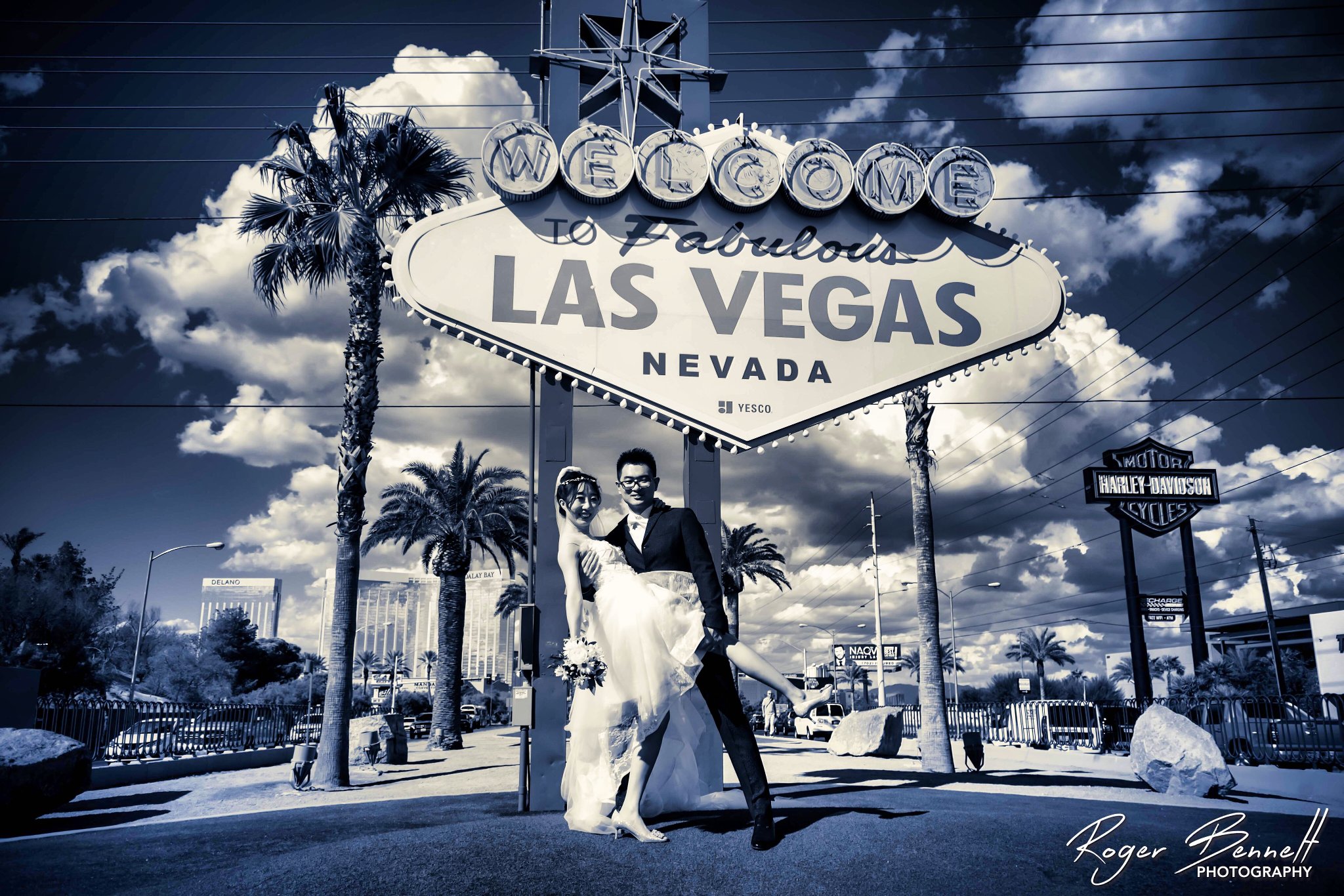 Bride and groom in front of the Welcome to Fabulous Las Vegas sign